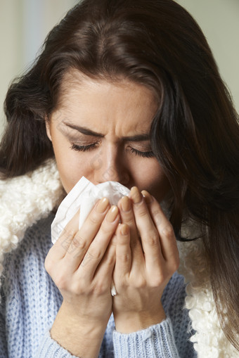 感冒擤鼻涕的女生摄影图