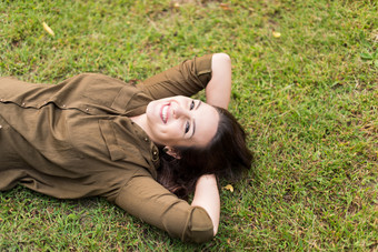 暗色躺草地上的女人摄影图