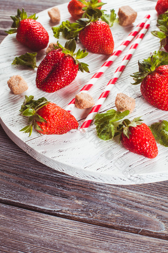 清新桌上的草莓摄影图
