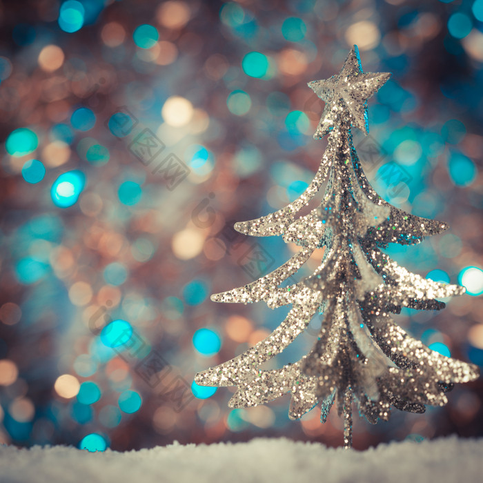 彩色光斑背景前的圣诞树