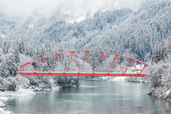 冬季山峰河水风景