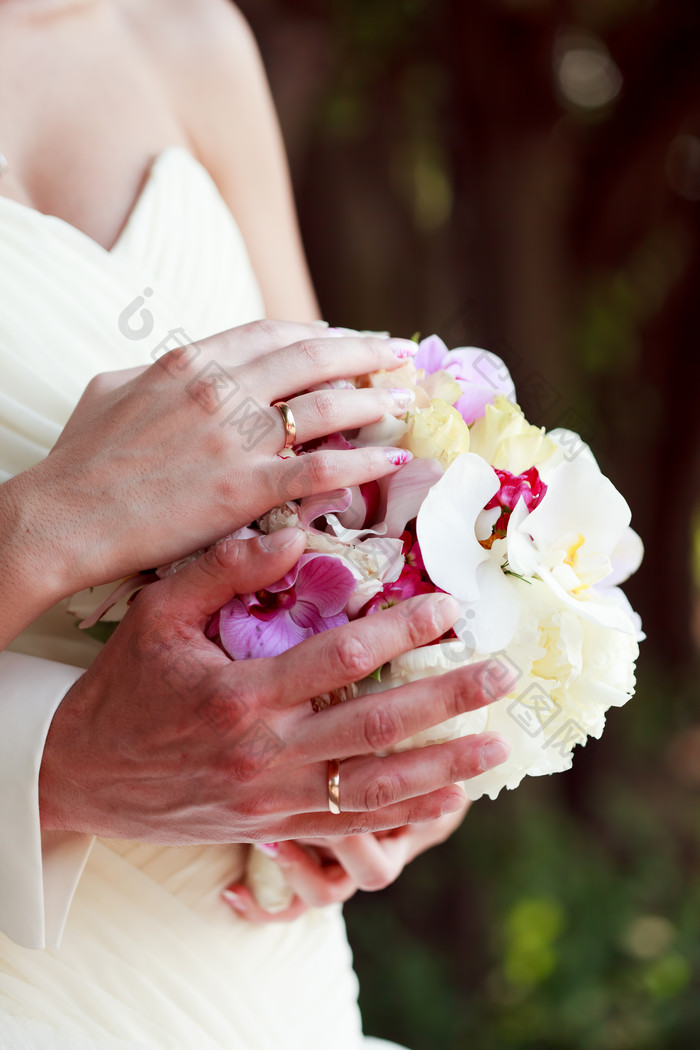 捧着鲜花花瓣的婚礼夫妻