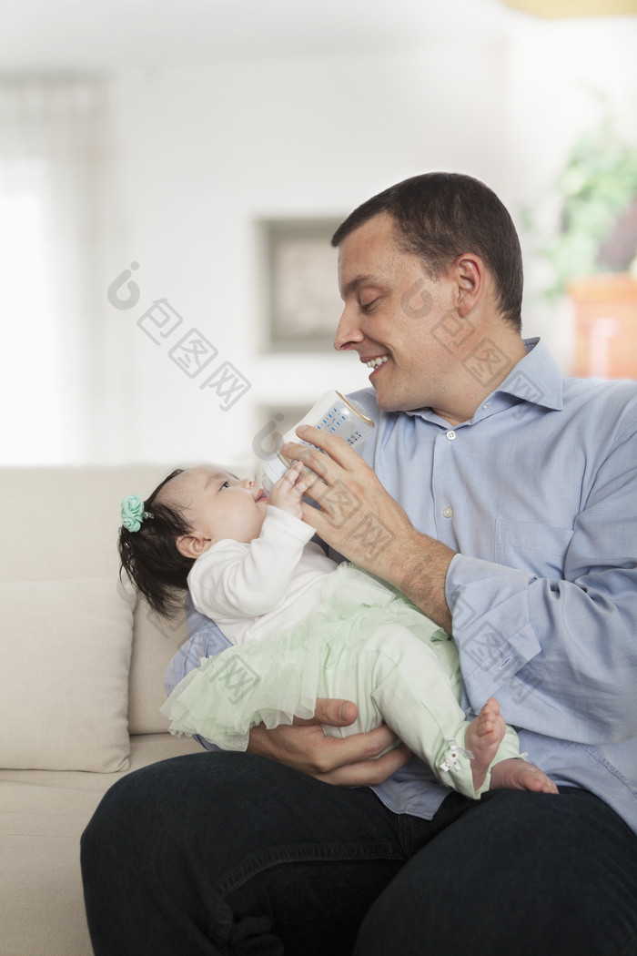 父亲喂宝宝喝奶摄影图