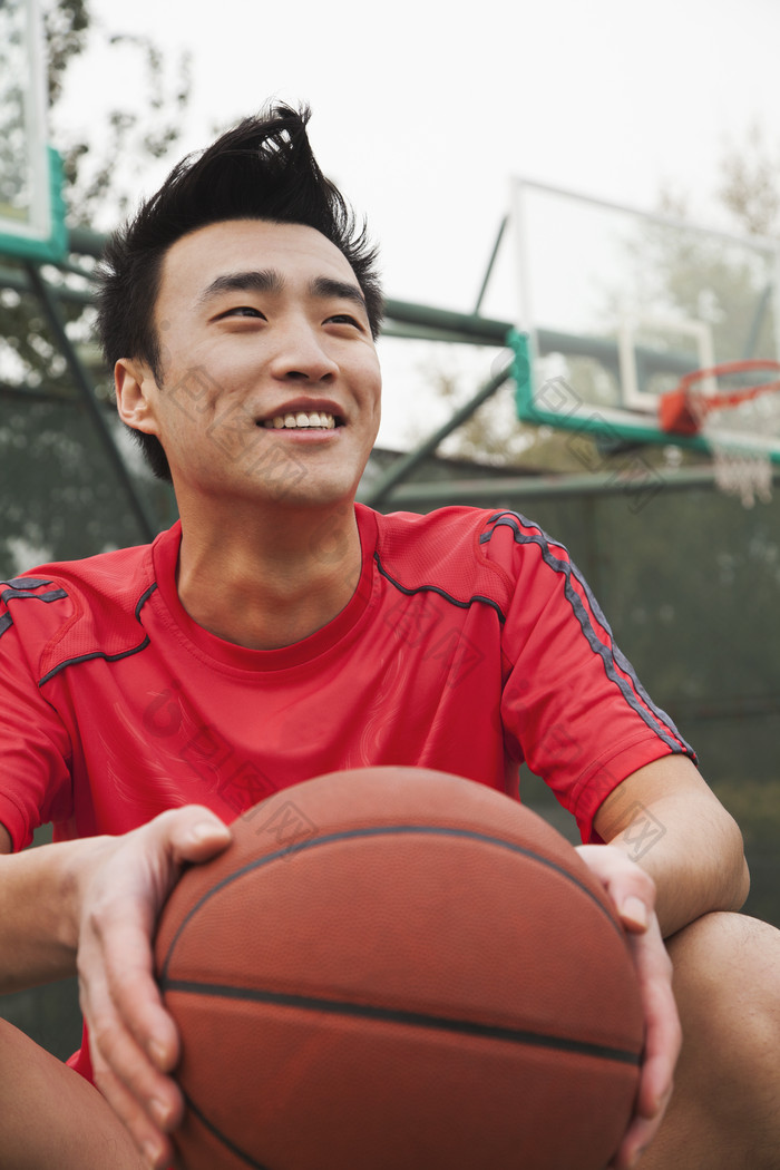 抱着球篮球体育运动坐着男人微笑打球篮球场
