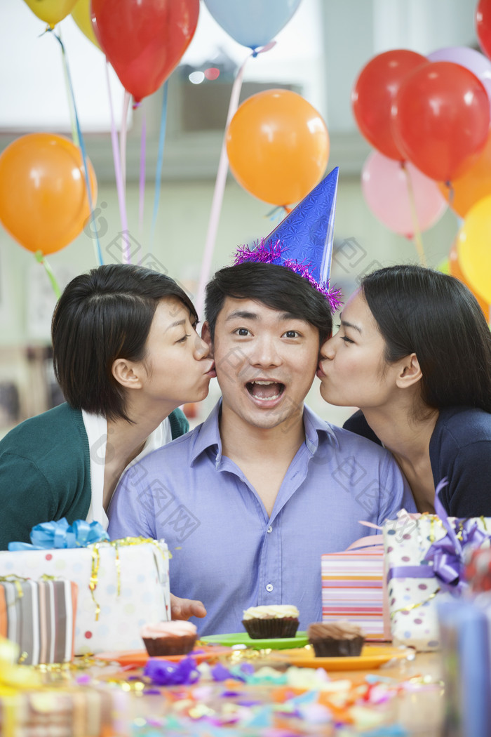 生日派对气球庆生生日帽男人女人亲吻微笑