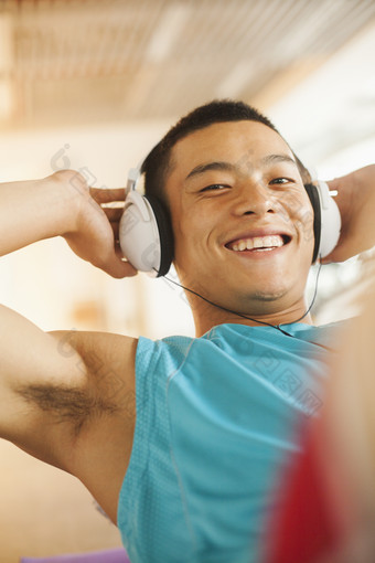 男人成熟的健壮的肌肉听音乐耳机运动锻炼