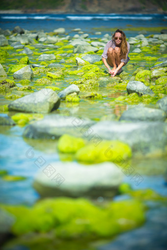 美女度假旅游河边海边蹲着摄影背景图