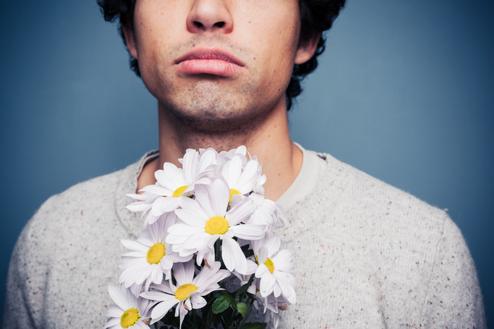 简约拿花的男人摄影图