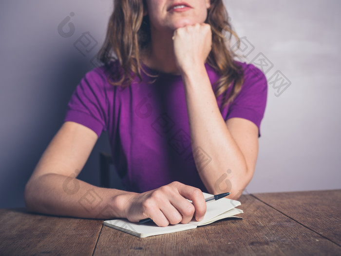 紫色写笔记的女人摄影图