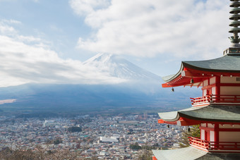 航拍云雾中的富士山