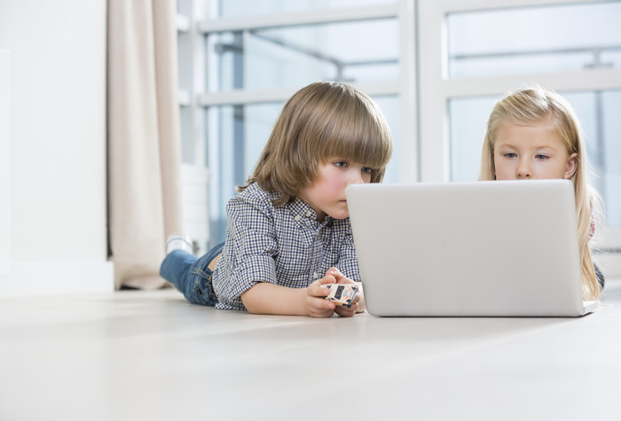 简约风玩电脑的两个孩子摄影图