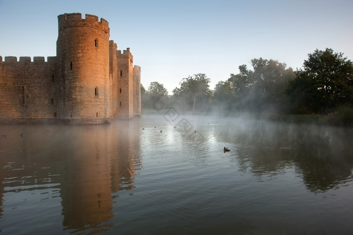 深色调水中的城堡摄影图