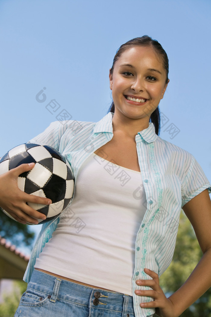 蓝色调拿足球的女孩摄影图