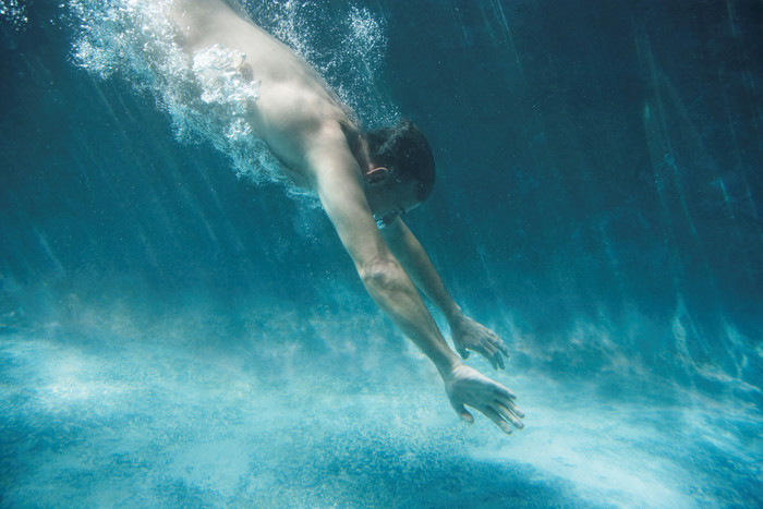 海洋游泳的男人摄影图