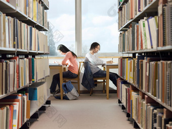 图书馆看书学习的学生