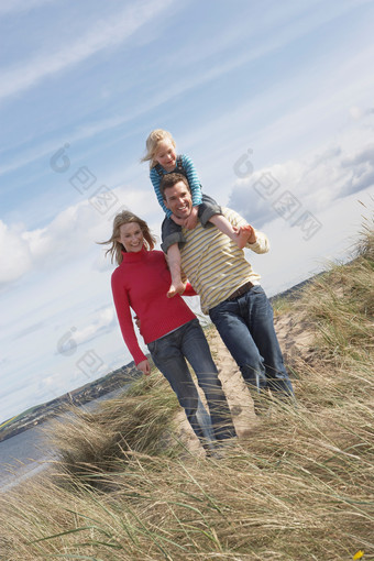 荒草行走的一家人摄影图