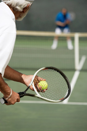 打网球训练的老年人