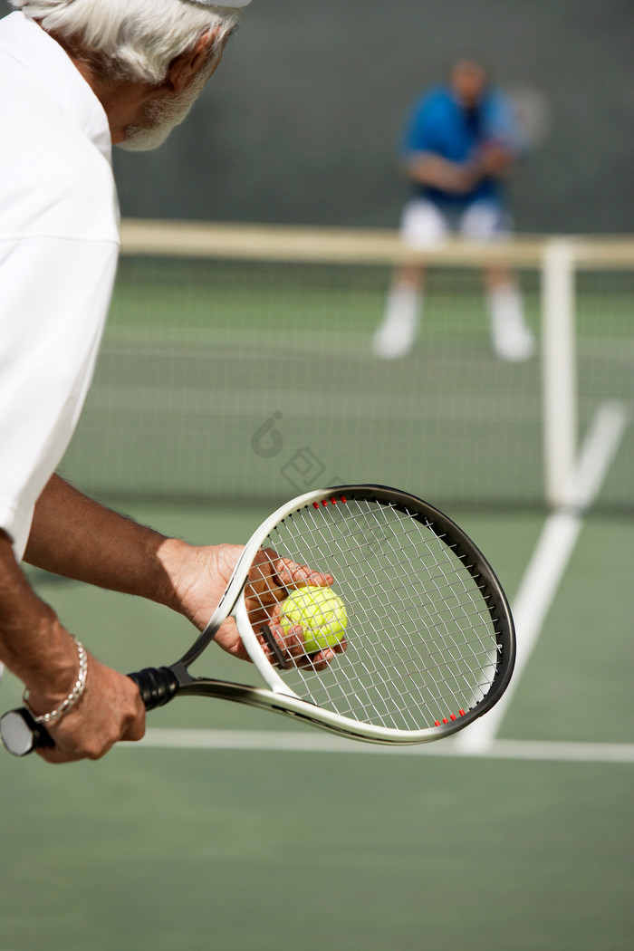 打网球训练的老年人图片