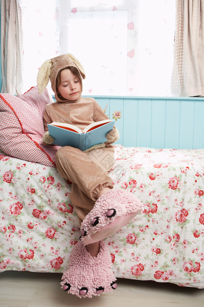 在床边读书的孩子图片