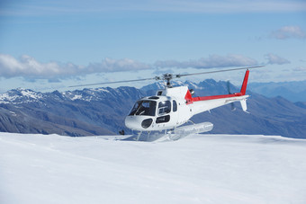 蓝色调山上的直升机摄影图
