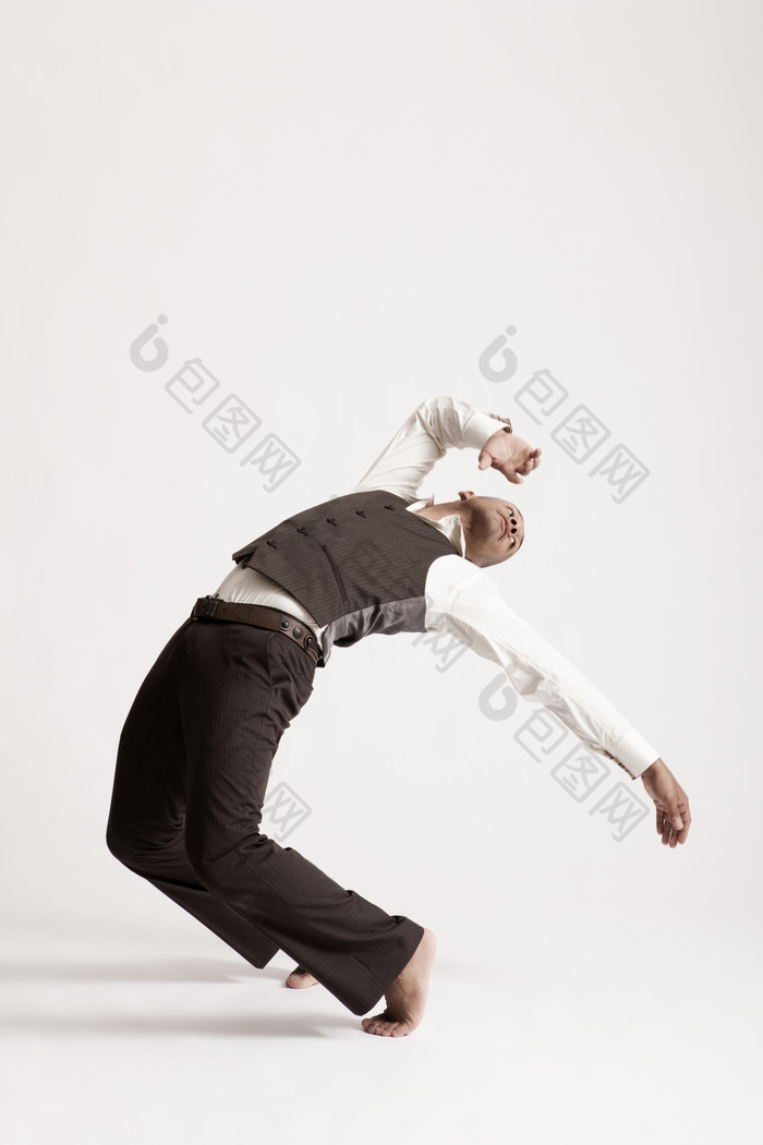 光脚跳舞的男人摄影图