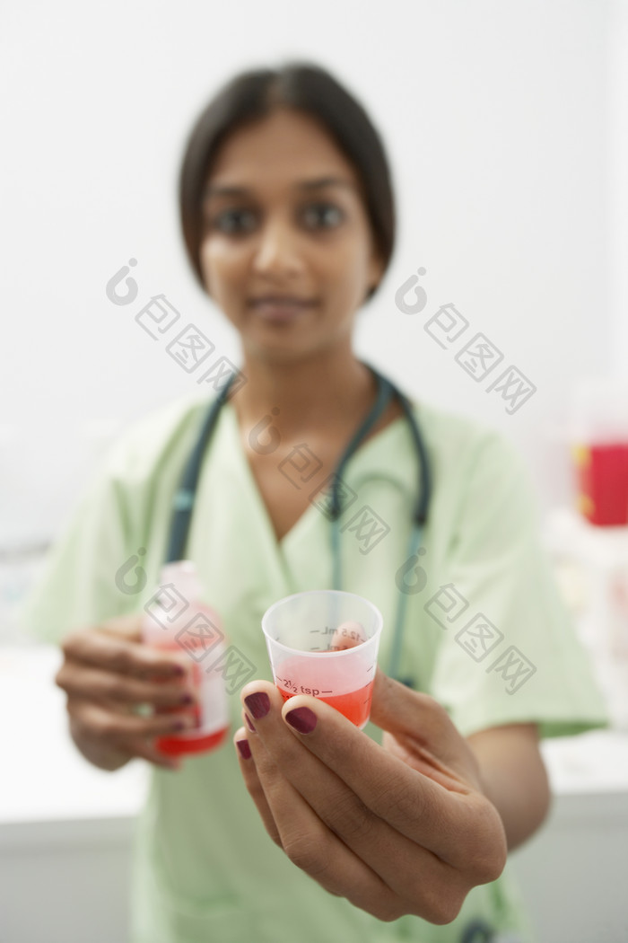 倒药水的女护士摄影图