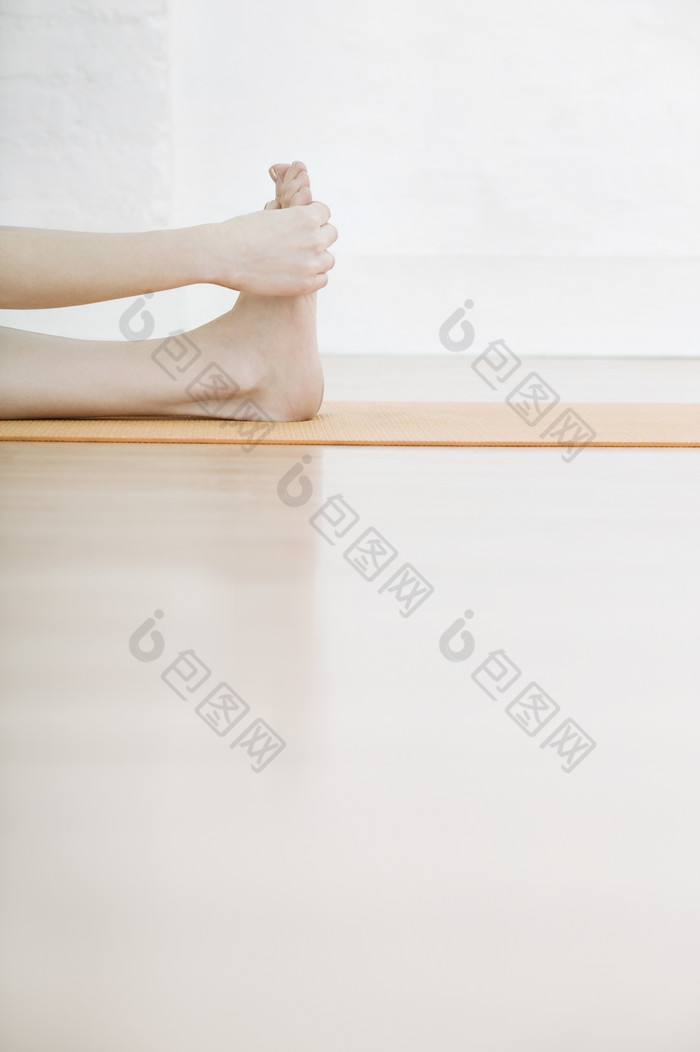 瑜伽垫上的一只脚摄影图