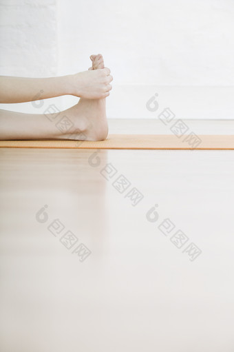 瑜伽垫上的一只脚摄影图