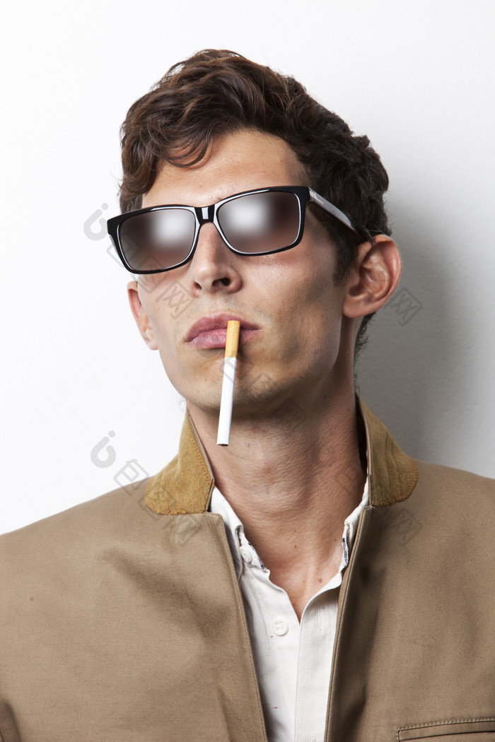 吸香烟的墨镜男性