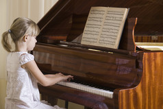 弹钢琴的小女孩摄影图