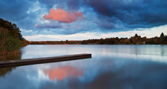 蓝色云彩下的湖水景色