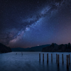 夜间的天空和海洋