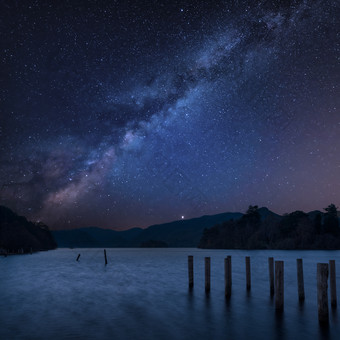 夜间的天空和海洋