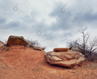 深色山顶石头摄影图
