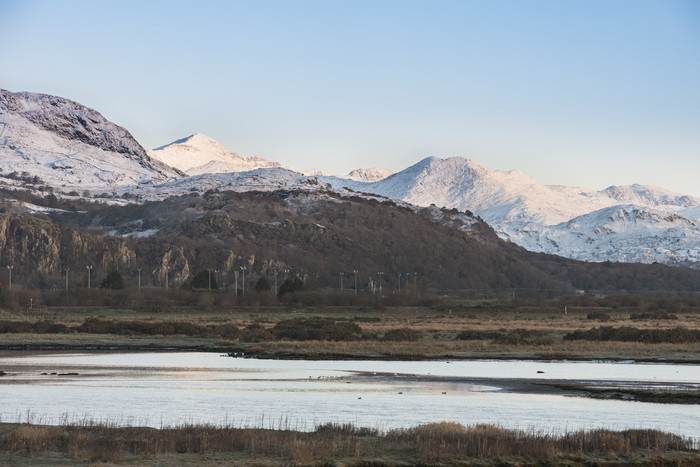 冬季黎明的山丘摄影图