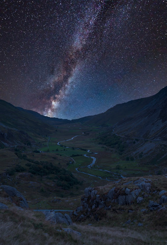 夜幕下的草原小溪夜空