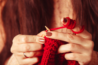 织红色毛衣的人物摄影图