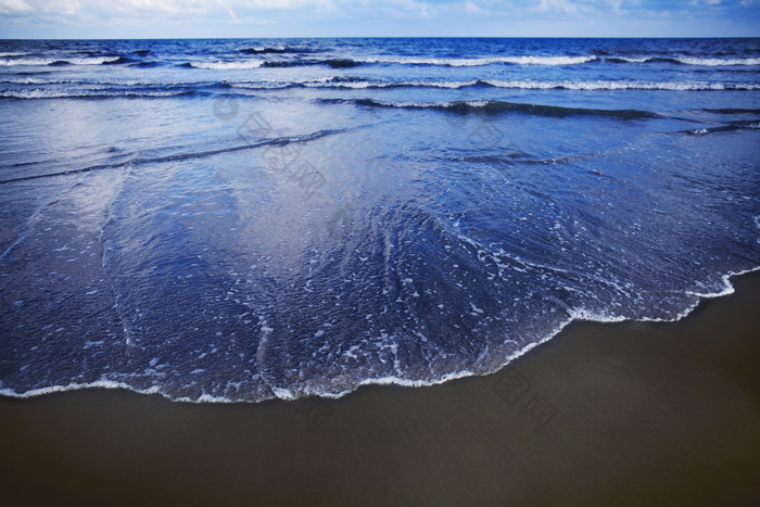 深蓝色调漂亮海岸摄影图