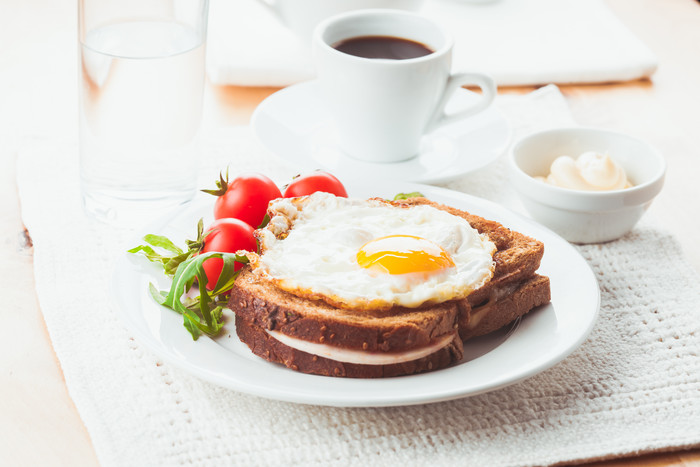 咖啡面包煎蛋早餐