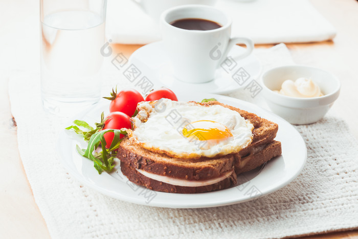 咖啡面包煎蛋早餐