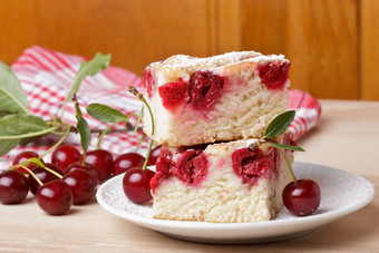 樱桃蛋糕甜食摄影图