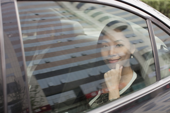 女人业务商业汽车内车窗工作西装正式的拍照
