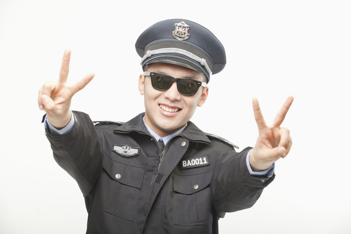 警察男人戴墨镜成熟的开心比手势比耶有趣的