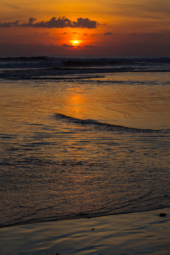 深色调夕阳下的海面摄影图