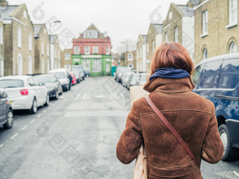 街道上的女人元素