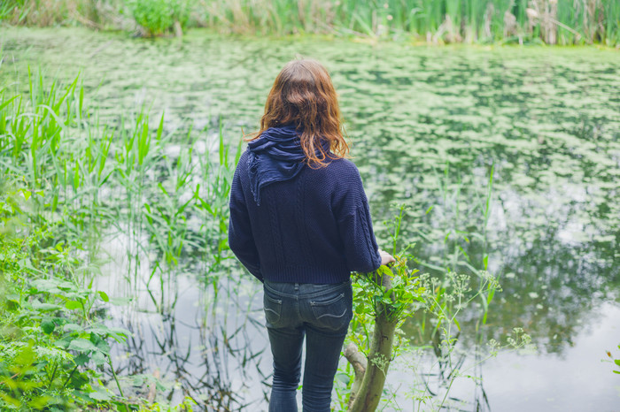 绿色清新水池边的女人摄影图