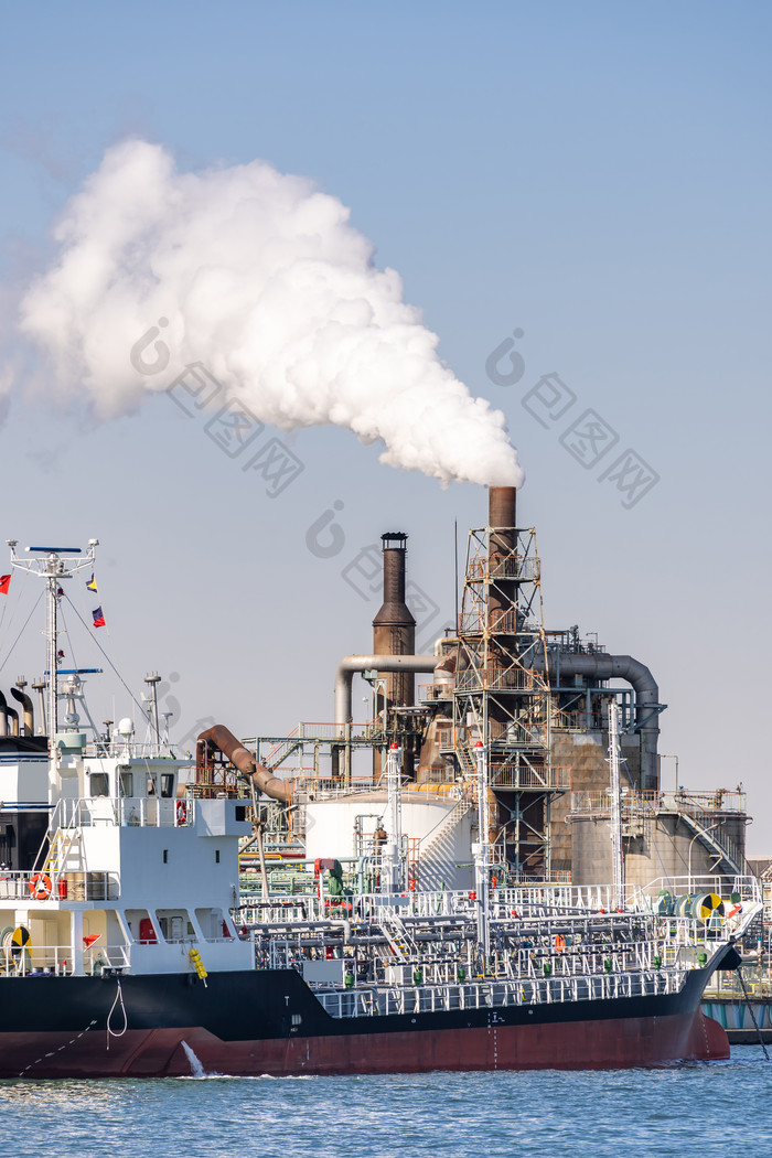 化学工厂烟柱污染摄影图