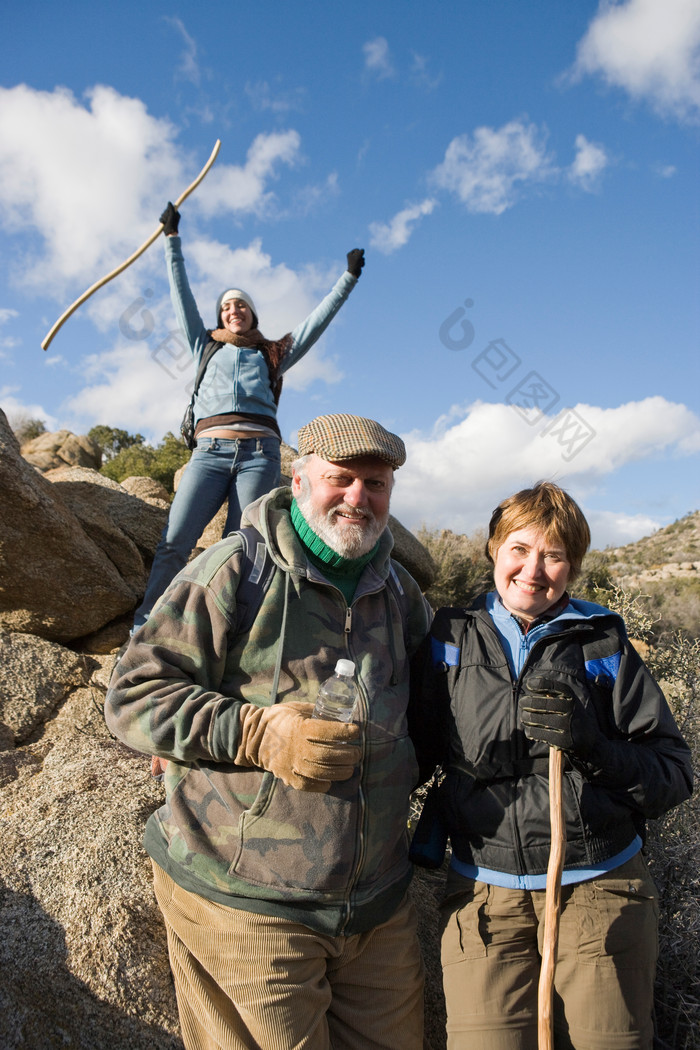 户外徒步冒险的人们