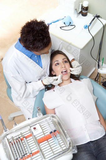 牙科检查牙齿的女人摄影图