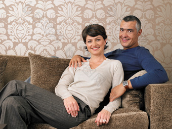 沙发上休息的夫妻摄影图